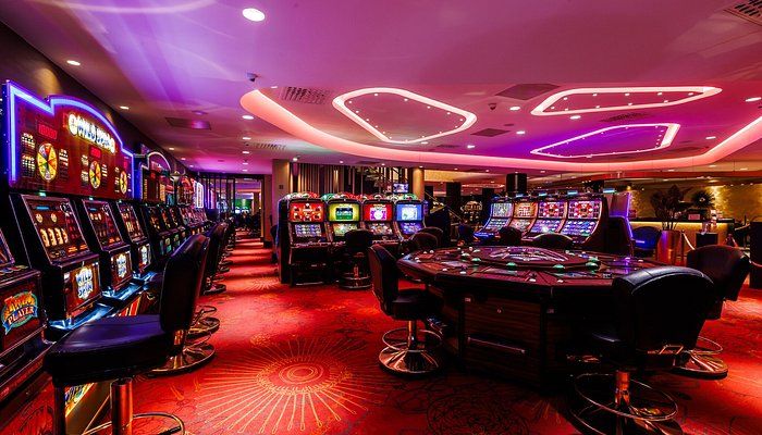 Een sfeervolle casinolounge voor avondentertainment